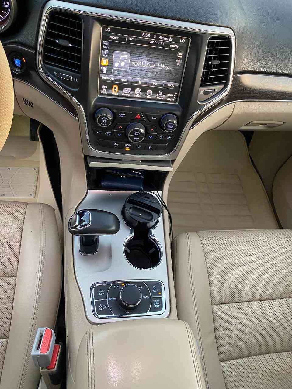 السلام عليكم  
( بيع فقط ) 
للبيع جيب 2014 لمتدد أمريكي 
مواصفات المتدد معروفه 
.السياره جوبلسات
بانوراما طويله 
12 سماعه 
رادر امامي 
شاشه جبيره 
قياده ذاتيه 
تحديد مسار 
كروز سرعه 
تشغيل عن بعد 
ماشيه 154.672 ميل 
السعر 180 ورقه وبيه مجال بسيط 
ماكان السياره الأنبار الرمادي 
للاستفسار واتساب واتصال على الرقم   
***********
