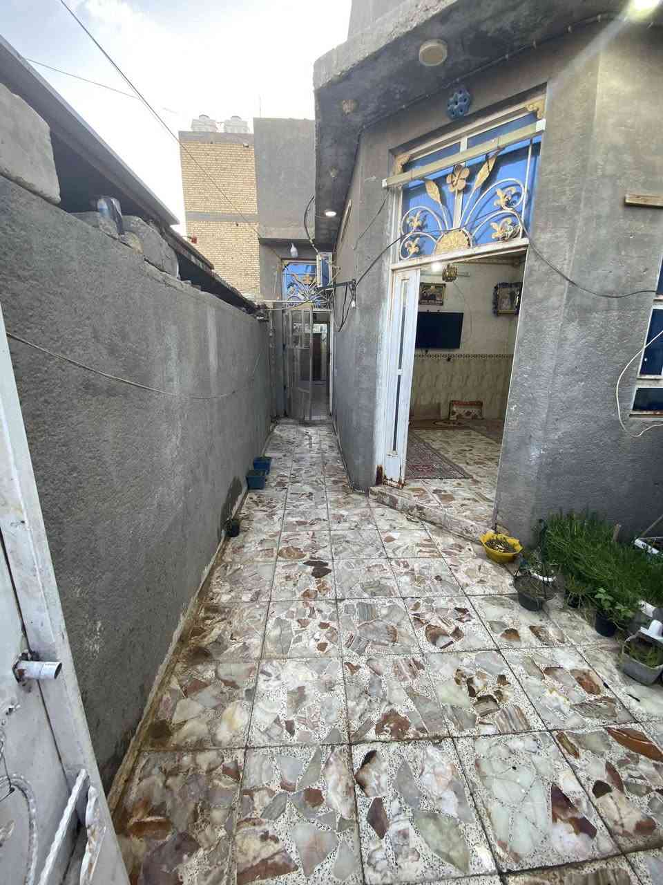 السلام عليكم 
#بيت للبيع بالجربوعية الاولى قرب ابو علي البصرواي خلف الشارع العام قرب حسينية الامام الرضا مساحة البيت 100 م بناء 2016 كونكريت مسلح يتكون البيت من براني ومطبخ وصالة وغرفة جوة وغرفة فوك 
للاستفسار:***********

