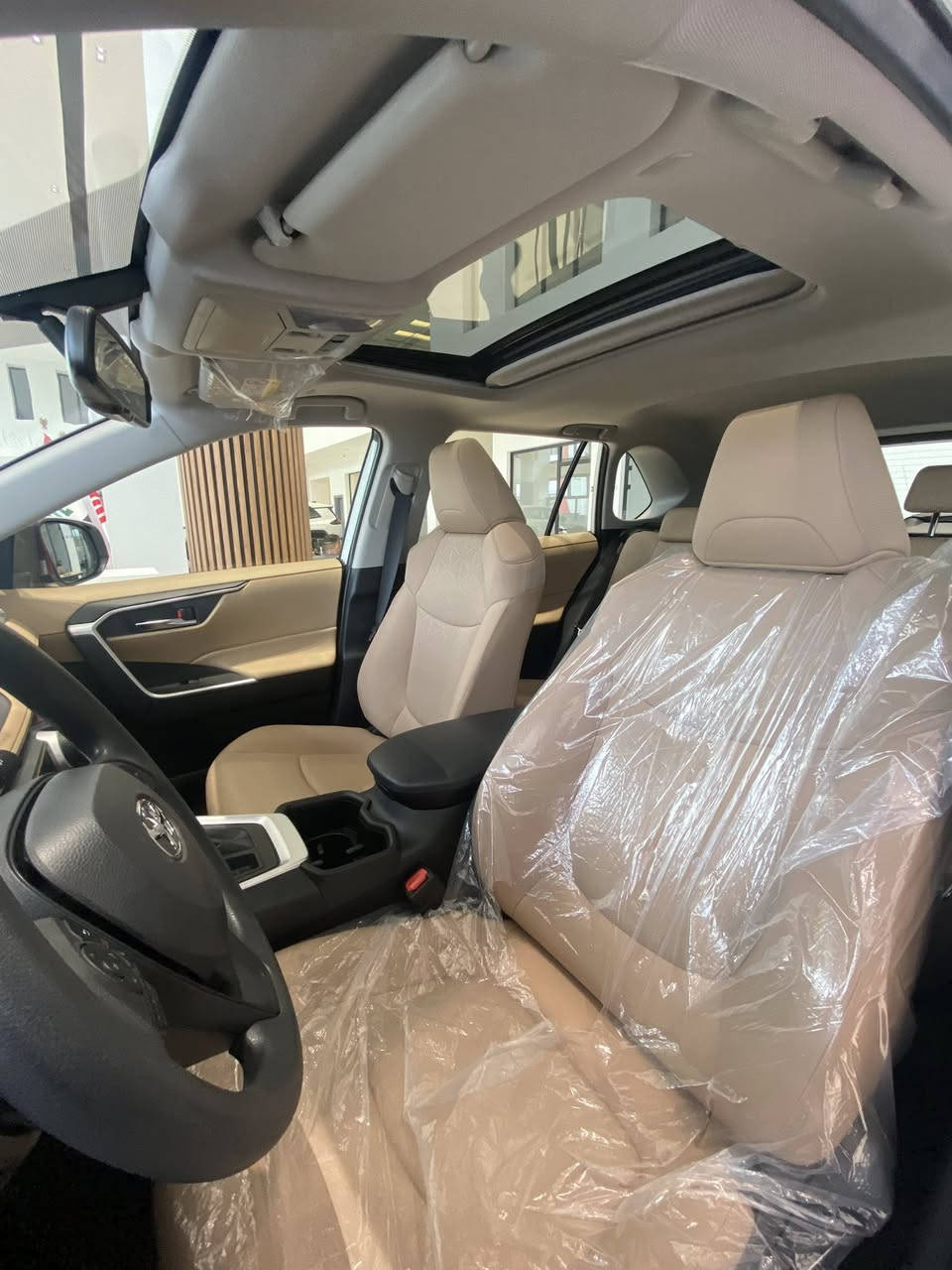 Toyota Rav4 2025
مواصفات متوسط بانزين محرك اربعة سلندر ٢.٥٠٠
فور ويل درايف السيارة زيرو مماشية 
حساسات اربعة خلفية امامية
كامرة خلفية
فتحة سقف 
مقاعد قماش
تشغيل عن بعد 
شاحن لاسلكي 

للحجز وشراء الاتصال عبر الرقم التالي 
***********
