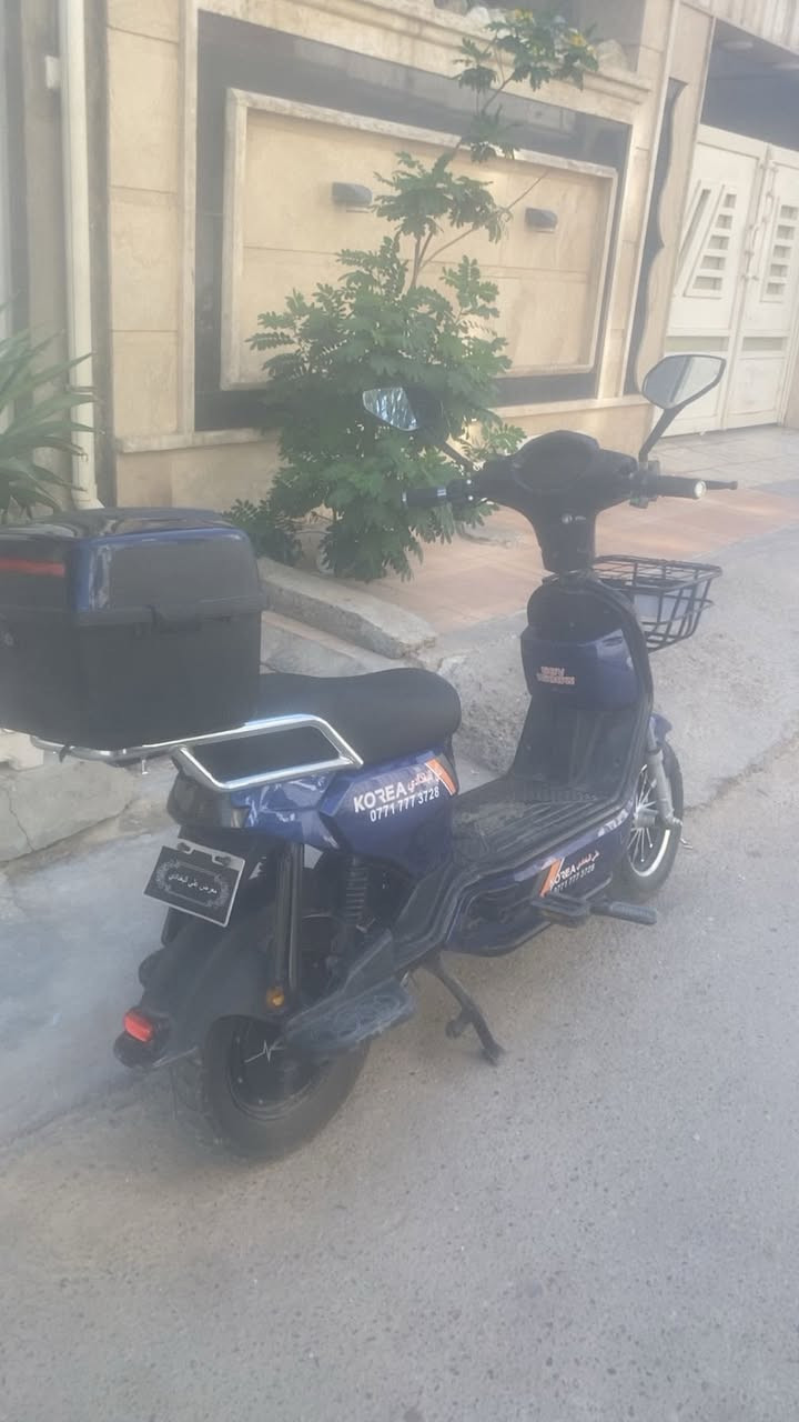السلام عليكم دراجه نظيفه خمس بطاريات جيده جدا ومتاخذها اذا متفحصهن قبل متاخذ ونضافه خير من الله ودسكات كبيره وفجوج جديده بريكها بالمكان اربع سرع عالي ناصي صندوق خلفي بيها بس كسر بالمرايه اليسره فقط وبسعر كلش مناسب ب400 وبيعا مجال للشراي 
***********
