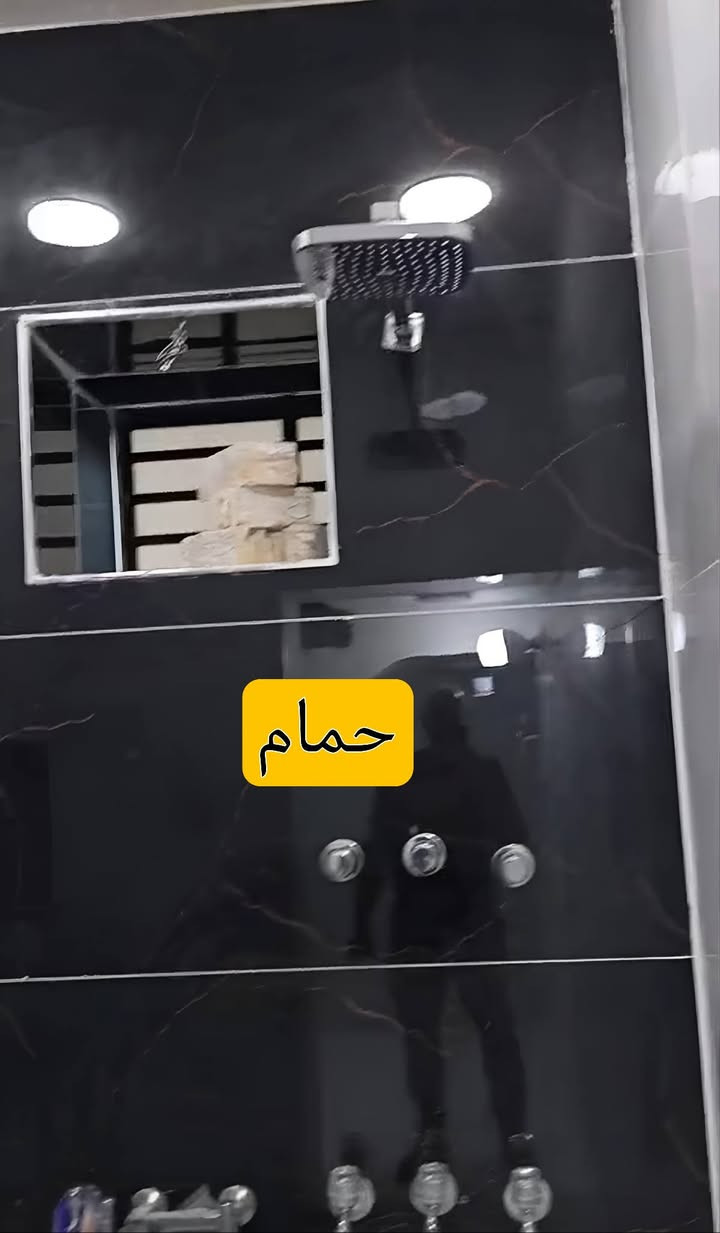 دار للبيع‼️

دار للبيع في الخطيب الزراعي مساحه 73 متر.

فرصة مميزة للسكن أو الاستثمار بمواصفات حديثة وتشطيب مميز.

📍 الموقع: الخطيب الزراعي شارع الشركة
📜 السند: ملك صرف زراعي (سند 25)
❗مساحة : 73 متر 

🏠 بيت زيرو يحتوي على:
• 🛏️ 3 غرف نوم
• 🛋️ استقبال
• 🍽️ مطبخ حار
• 🍽️ مطبخ بارد
• 🚿 3 حمامات
• 🏡 طرمة
• 🏠 مرافق خارجية

✨ مواصفات إضافية:
• بورسلين هندي بالكامل
• أدراج مرمر طبيعي
• نظام سبالت
• نظام كاميرات
• مغاسل عند مدخل البيت

🎁 مع هدية من صاحب المنزل :
• تانكي ماء
• كيزر
• موطور ماء
• بوستر

🔨 قيد الإكمال حالياً:
• بيبان داخلية تركية بضمان 5 سنوات
• بيبان الحمامات
• محجر الدرج

📐 الواجهة: 5 متر و10 سم
📐 النزال: 14 متر و30 سم

💰 السعر: 138 مليون دينار
✅ يوجد مجال للتفاوض للجادين

للاستفسار أو حجز موعد للمعاينة يرجى التواصل على الخاص.
***********

#دار_للبيع #بغداد #شبكة_دلال_العراق #الخطيب #الزراعي
