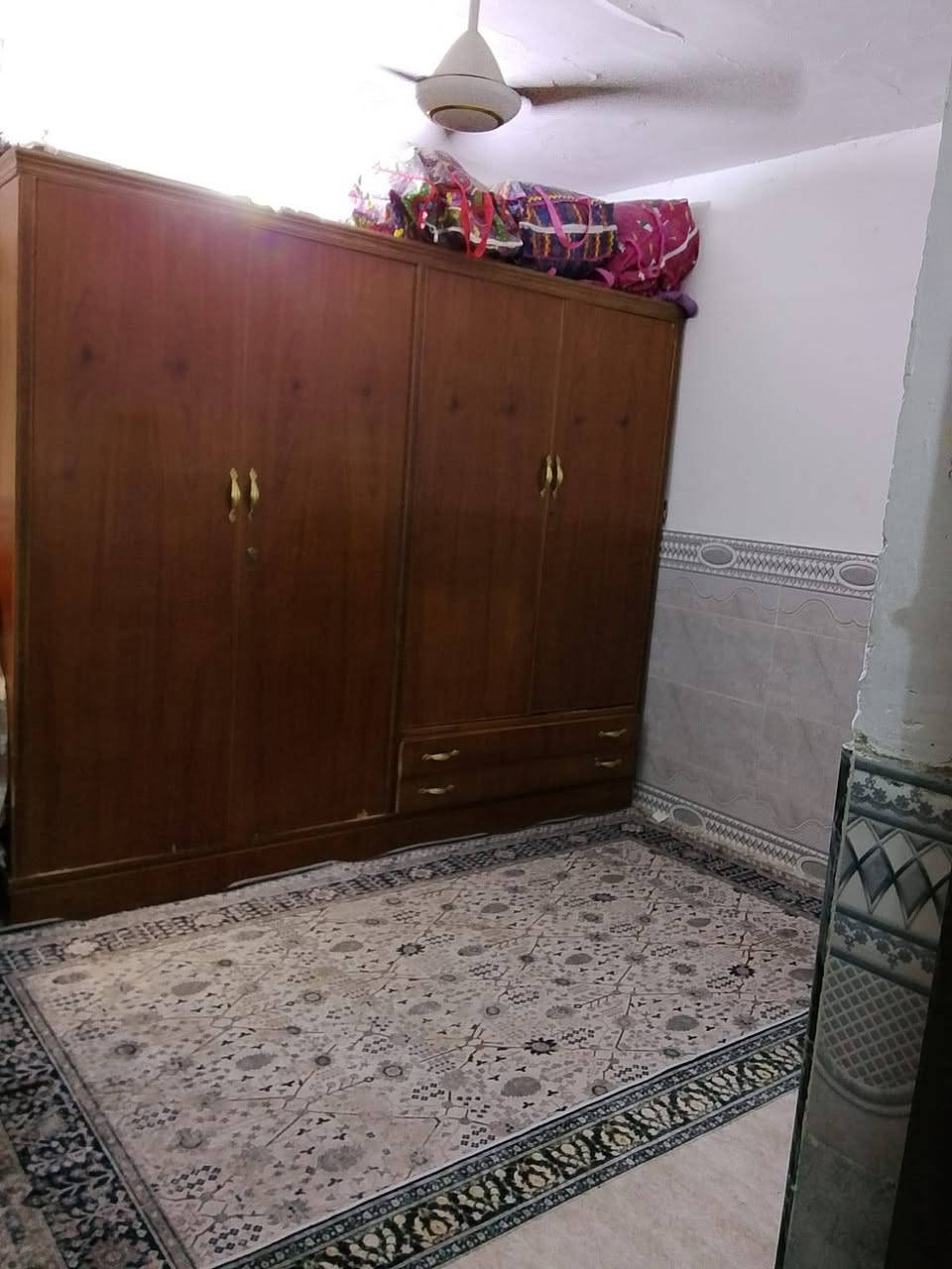 السلام عليكم بيت للبيع الشعب حي الجزائر شارع سما بغداد المساحة 74متر البناء قديم ترميم حديث ينسكن بي استقبال وغرفة نوم وحولي وصحيات عدد 2 ومخزن فوگ السعر النهائي 90 للتواصل على الرقم بي واتساب ***********
