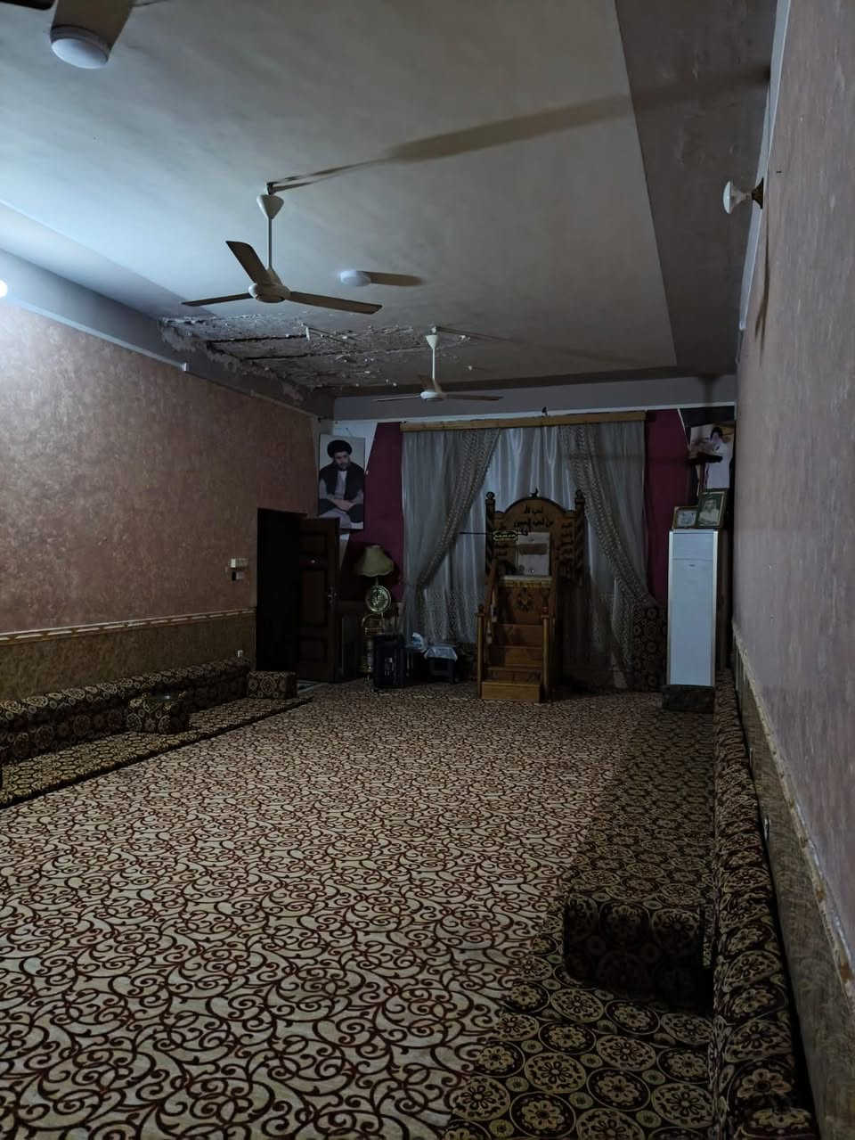 بيت زراعي بالسكك مساحه ٦١٥م طابق١يتكون من غرفتين وصاله واستقبال ومطبخ وصحيات طابوك كونكريت مساحة البناء ٣٧٠م للتواصل *********** او *********** مكتب نجمة الابداع بالثوره
