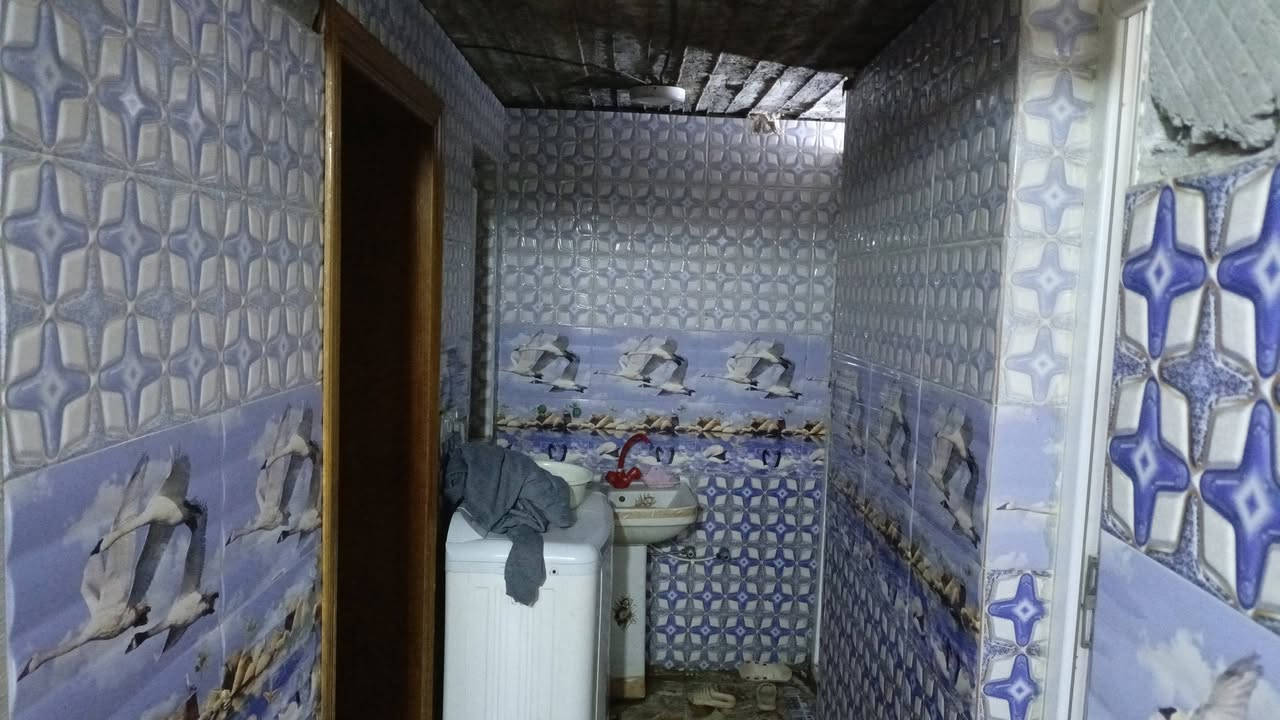 سلام عليكم بيع مستعجل بيت مساحه 150متر طابوق الطابق الاول غرفه وصاله ومطبغ وصحيات  والستقبال والطابق الثاني يحتوي على 4غرف نوم هيكل بدون صب السعر 90مليون مع المجال سند 25مع سبالت عدد، 2وكاونتر مطبخ وثلاجه ومجمده يبعد عن مركز المدينه 9كيلوو كافه الخدمات يبعد عن التبليط الفرعي 30متر ***********
