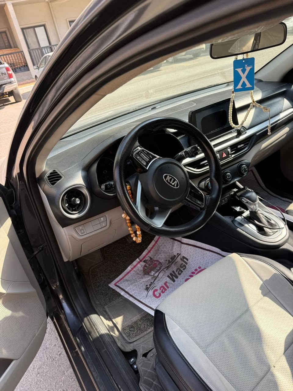 سلام عليكم سيراتو خليجيه للبيع 2019 رقم بغداد بئسمي بيه طخه بلباب وره السايق نص فول  سياره جديده  مكينه كير مكفولات مكفوله من التبديل ولفتح عنوان حي الجهاد 
***********
السعر 142
