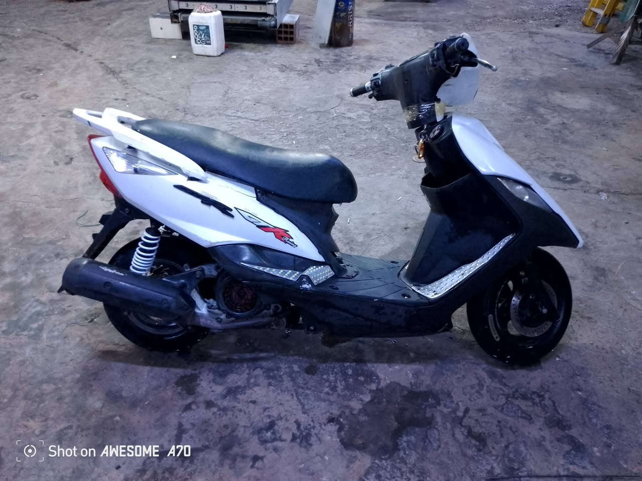 السلام عليكم يالله حبايب دراجه ثعلب 140 الدراجه مثل مشوف حلوه ونضيفه دشبولها بلادي  الدراجه مجفتها قبل اقل الشهر وكله اصلي وتجي وتفحص مكاني بغداد الدورة ورجائن لحد يكسر  ويبخس بحلال غيره الدراجه سعرها 500


**إذا كنت صاحب هذا الإعلان وتريد حذفه لأي سبب، رجاءا أرسل رسالة إلى الدعم الفني**