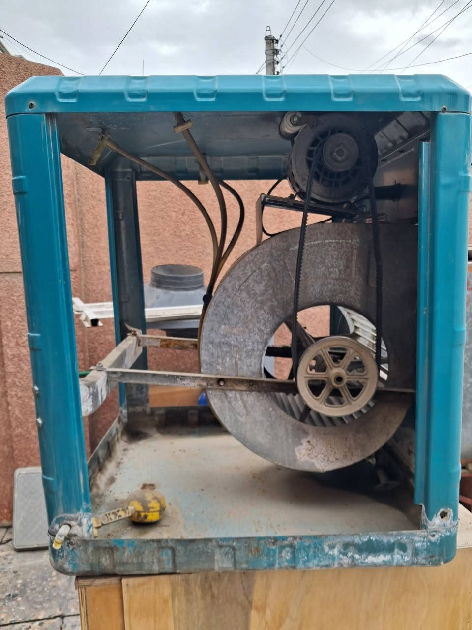 مبردة مستعملة شغالة كاملة مع مروحة سقفية شغالة سرعة بطيئة رسالة اولى بغداد هاتف واتساب***********
