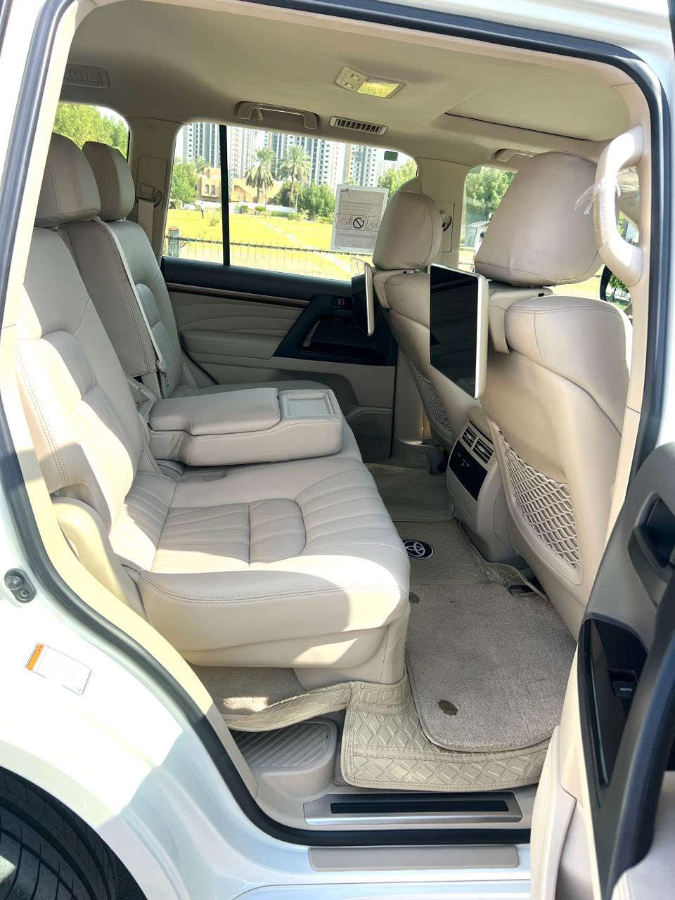 السلام عليكم
لاندكروز 2020 خليجي شركه المهند 
محرك حجم V8 4600
سلايت وبصمه وتشغيل عن بعد
كشن جلد دايموند وكهرباء عدد 2 
جنطه كهرباء وايرباك عدد 8 وبحاخ لايت 
شاشه اندرويد GPS وكامرا عدد 4 وشاشات خلفيه 
ويل كل كروم اسود حجم 20 
حساس امامي وخلفي وشاحن واير ليس
مري شفط وقلاب 
هوك خلفي رساله ترحيب لاندكروز 
بيه بارد بحافه البنيد قليل والجنطه الخلفيه 
ماشيه 102000 الف KM
السعر 51500 
***********
***********
