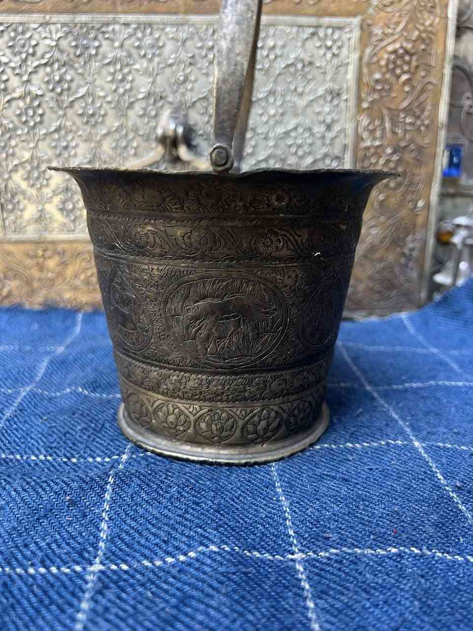 دلو نحاس احمر قديم نقش يدوي مختوم ايضا ارتفاع 18 سم
واتساب ***********
