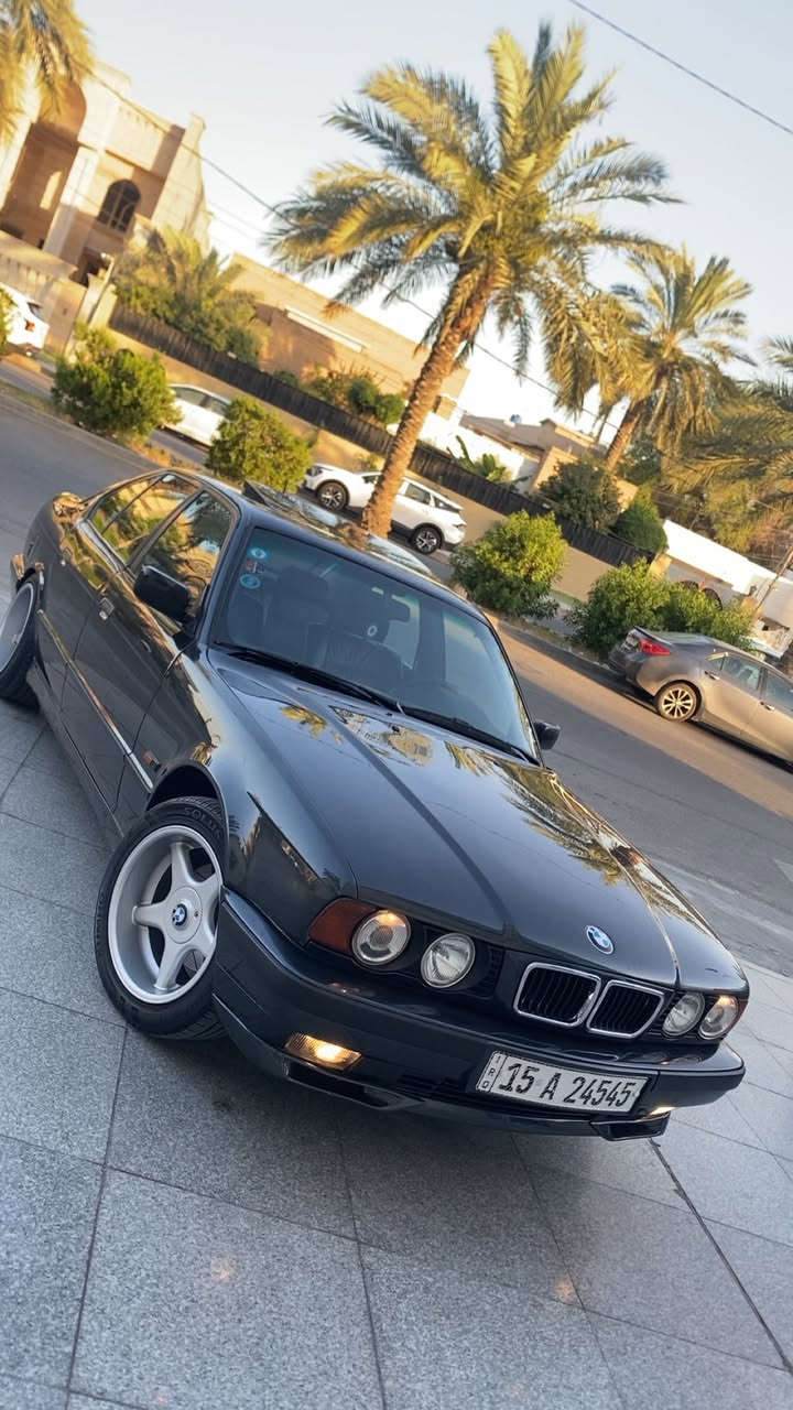 السلام عليكم 
للبيع Bmw540 
موديل ٩٤ رقم دولي تحويل مباشر هزه وارقام جدد
سياره اصل ٤٠ بليته وسنويه  وقبل كل الي راح اذكره سياره على ايدي صارلها ١٥ سنه مصبوغه ٣ قطع سياره ممعمره ولا مفتوحه بيها قطعه على وضع الشركه و٥٤٠ غنيه عن التعريف ترايك شرط مفتوح ٢٦٠  
موصفات 
ديل ايرباك دبل كمبيوتر دبل جكمجه 
سلايد رووف طكتين 
داخل جلد كاريتر بالكارتون بدون اي زلغ كراسي كهرباء ٨ حركات
بطاين جلد اسود صاج ملكي جدد لوك
برده خلفيه كهرباء 
تليفون ومنضمومه سيدي جنجنر بلاديه
ABC خفاش
جام كهرباء 
مري كهرباء 
لد داخلي ليلي
لايت زنون اصلي ضوء كلش قوي 
سنتر لوك bmw  
سياره امانه الله اعجز عن وصفها وبالعافيه على الياخذها من قوه وشكل   
ويل بروك اصلي وتخم تاير جديد 
السعر 115$ وبيها مجال بسيط للشراب واذا تريد بدون الويل يختلف سعرها 
للاستفسار الاتصال على الرقم ***********
مكاني السيديه
