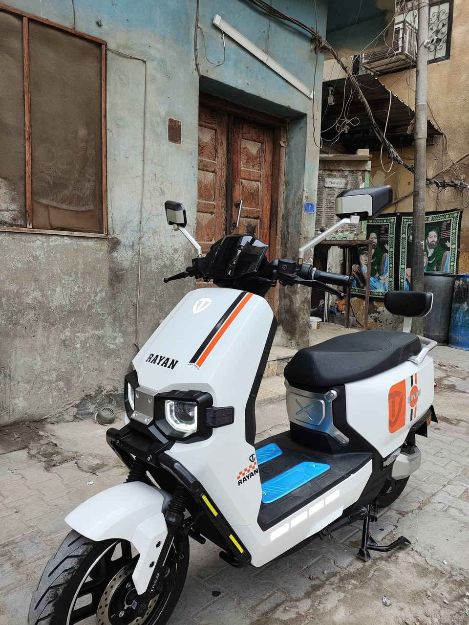 السلام عليكم دراجة شحن وحش الكون جديد زيرو استعمل 15 يوم 6 بطارية مسطرة وصل موجود *********** سعر 950 عنوان بغداد سوك الغزل سرعه 80 حقيقي  ملف بقدرة 2000 واط
