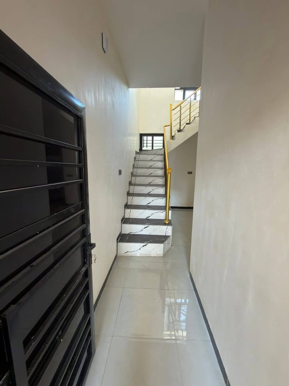 مشتمل للبيع المساحه ١٠٠ متر الواجه ٥في ٢٠ الجغيفي الثانيه كاع الحلابسه طابو زراعي بجر ٢ طابق الأرضي ١ الطابق الثاني غرفه سويت مع الصحيات صاله كبيره فول الفول باسم شخص تحويل مباشر قرب أسواق جنه اتصال *********** اسيا كورك *********** اسماعيل الجميلي مكتب المنار للعقار عبورالجسر الجغيفي الثانيه
