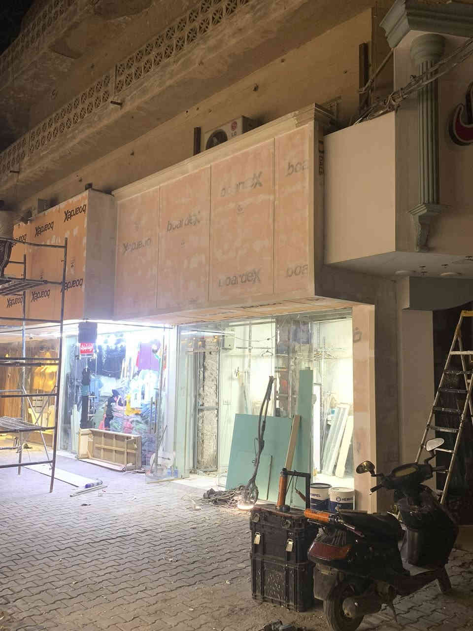 مستعدون لتقديم أفضل خدمات الديكور والواجهات ✨
نوفر:
جميع أنواع الواجهات (فوم، بوردكس بورسلين فرونتك ) 🏢

كافة أنواع الديكورات الداخلية والخارجية 🎨

تنفيذ واجهيات البوردكس  وأعمال الأصباغ بجودة عالية 🖌️

نضمن لكم جودة العمل مع كادر متخصص ذو خبرة عالية 👷‍♂️
📍 خدماتنا تشمل جميع محافظات العراق

للاستفسار والتواصل:
📞 ***********
أو عبر صفحتنا الرسمية على الفيسبوك 💬
