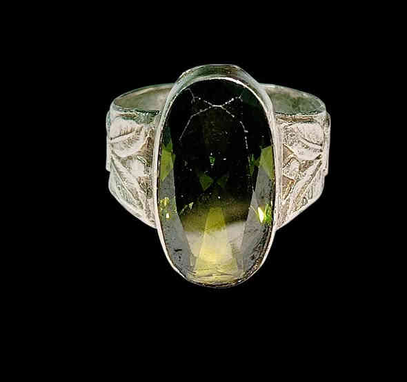 جمال ودلال حجر الزبرجد الافريقي حر طبيعي غير معالج وشرط الفحص بالجهاز يعطي الراحة النفسية وتعزيز العلاقات الايجابية وتهدئة التوتر والقلق وتخفيف التوتر والقلق، وجلب السعادة. مفيد للجسم في تقوية المناعة وتحسين وظائف بعض الأعضاء مثل الكبد والجهاز التنفسي.  صياغة يدوية فضه عيار عيار ٩٢٥ يوجد توصيل ***********       ***********
