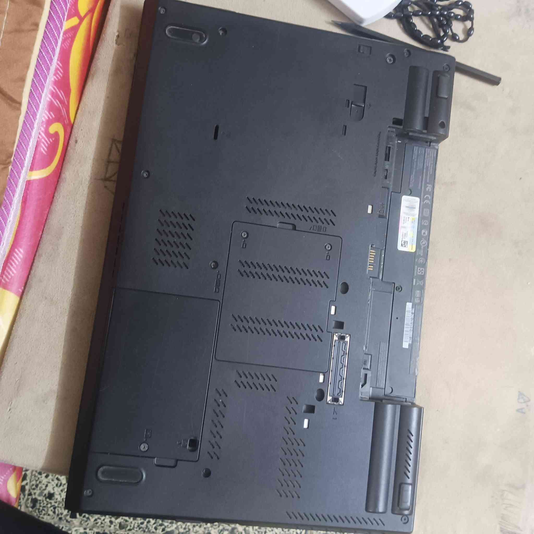 للبيع لابتوب لينوفو ثينك باد فئة W المخصصة للأعمال الشاقة والهندسية.
​المعالج: Core i7-3820QM (ثماني المسارات) سريع جداً.
​الرام: 8 جيجا.
​الهارد: SSD 256GB (إقلاع سريع جداً للنظام).
​كارت الشاشة: منفصل NVIDIA Quadro K2000M بسعة 2GB (للبرامج الهندسية والمونتاج).
​الشاشة: قياس 15.6 بوصة.
​البطارية: البطارية الكبيرة (Double Battery) تعطي وقت تشغيل ممتاز.
​الإضافات: كيبورد عربي/إنكليزي، قارئ أقراص، منافذ متعددة. شاحنة 135w. جنطه للابتوب 
​الحالة: الجهاز شغال 100% وبحالة جيدة جداً (كما موضح بالصور).
السعر 250 وبي مجال للشراي 
العنوان: كوت منطقة الشرقية التواصل خاص او واتساب ***********
