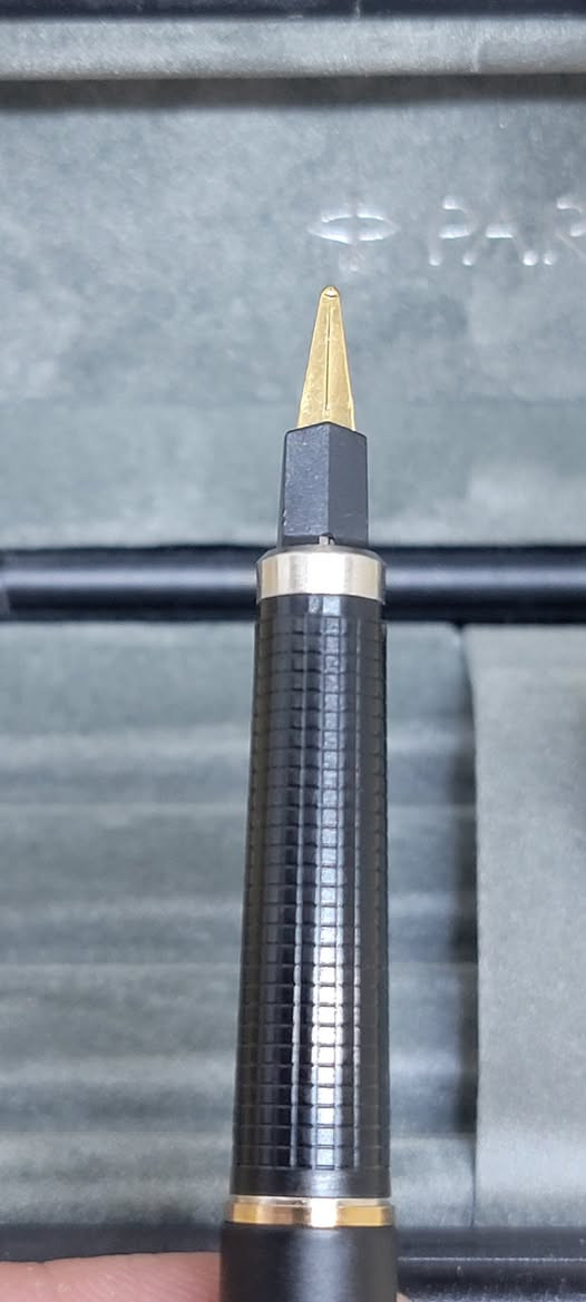 السلام عليكم
توفر سيت باركر كلاسك امريكي غير مستخدم نهائيا و بالعلبة الاصلية
بلد الصنع:امريكي
سنة الصنع : ثمانينات 
حالة القلم : غير مستخدم نهائيا و بالعلبة الاصلية
التعبئة: للحبر كونفيرتر ضغط للجاف لب جاف باركر 
 حجم النبلة : ميديم للحبر 1 ملم للجاف
السعر مع علبة حبر 50 مل هدية و 2 لب اصلي: 85،000
للحجز يرجى مراسلتنا عبر الواتساب
***********
