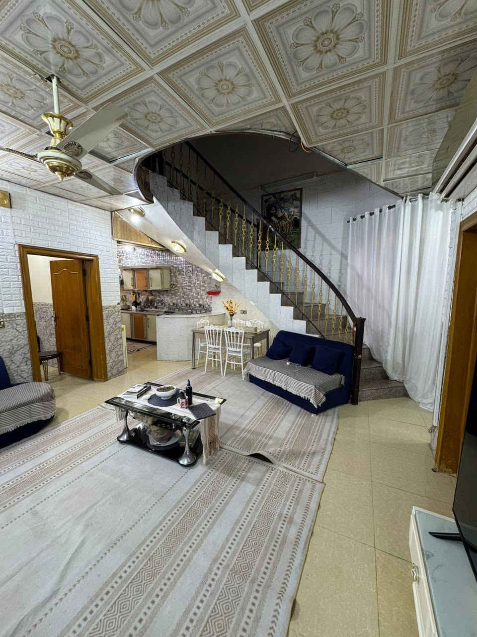 🏡 بيت للبيع - تصميم حديث 🏡
الموقع: [السهلة/شارع معمل الدبس شارع بطلة كربلاء]
المساحة الإجمالية: 135 متر مربع (طابق ونصف)
الأبعاد: الواجهة 7 متر | النزال 19.5 متر
🧱 تفاصيل البناء والتشطيب الفني:
 الهيكل الإنشائي: الأساس والسقف صب كونكريت مسلح، البناء طابوق (الطابق الأول).
 الطابق الثاني: البناء من مادة الفرمستون (العازلة للحرارة والصوت).
 الواجهة الخارجية: مغلفة بالسيراميك .
 الأرضيات والـجدران: الأرضيات من الكرانيت ، الجدران سيراميك، مع سقوف ثانوية حديثة.
🚪 التوزيع الداخلي للبيت:
دبل فاليوم الطابق الارضي مفتوح عالطابق الثاني
🔻 الطابق الأرضي:
 استقبال .
 مطبخ بتصميم مميز.
 غرفة نوم.
 غرف خدمات (حمامات عدد 2: داخلي وخارجي).
 منور / مكشوف عدد (2).
🔺 الطابق الثاني:
 غرفة نوم (سويت) كبيرة جداً مع حمام خاص بها.
 بيتونة او صالة واسعة. السعر 65 مليون وقابل للتفاوض للأستفسار واتساب *********** 

مكتب الموسوي للوسائط العقارية مستعدون لأستقبال عروضكم التجارية والزراعية والسكنية بيع وشراء رهان ايجار
