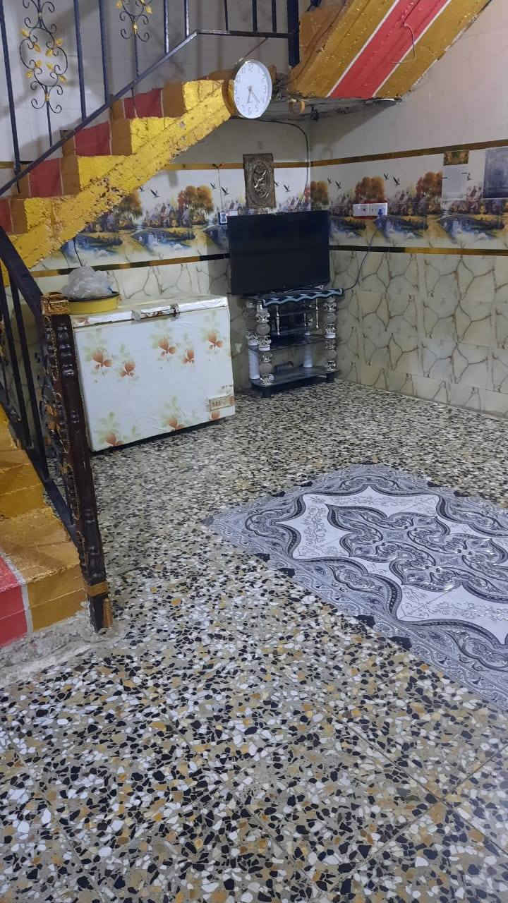 السلام عليكم  
بيت للبيع او مراوس / طابو صرف ١٥٠ متر وبيه زيادة طابق ونصف يحتوي على ثلاث غرف نوم + استقبال + هول + مطبخ  + ترك + كراج كاملات سيراميك وكاشي والغرف بورسلين حي الحسن العسكري _ قرب جامع الإمام المهدي ع للإستفسار 
***********
