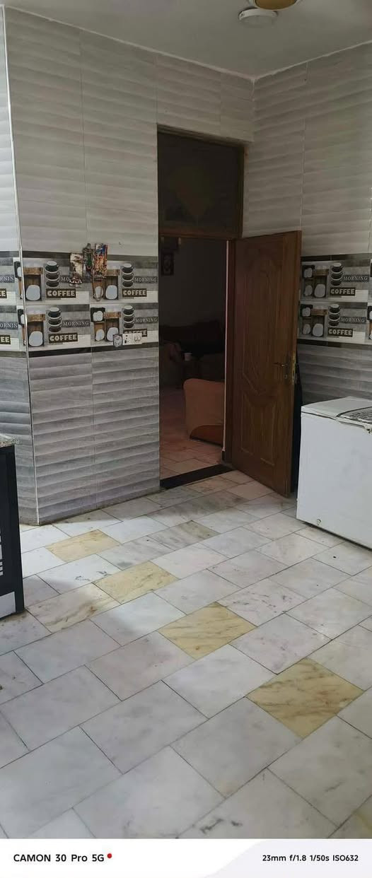 السلام عليكم 
بيت للبيع مساحته 200م واجهه ١٠ 
طابقين حي الفرات شارع الصب خلف اسواق كيان رابع بيت عن الشارع 
الطابق الأول 🏡
غرفه نوم وحده 
صاله 
 أستقبال
 مطبخ 
وصحيات داخليه وخارجيه 
الطابق الثاني 🏡
غرفتين نوم 
صاله 
صحيات 
مخزن ساندويتش _ستفسار ستفسار ***********

*********** 
 او مراجعة مكتب بركات الزهراء للعقار والمقاولات العامه حي الزهراء قرب مصتوصف اذ ردت بيع عقار او بناء أو ترميم ما عليك فقط مراسلتنا 
مكتب بركات الزهراء
