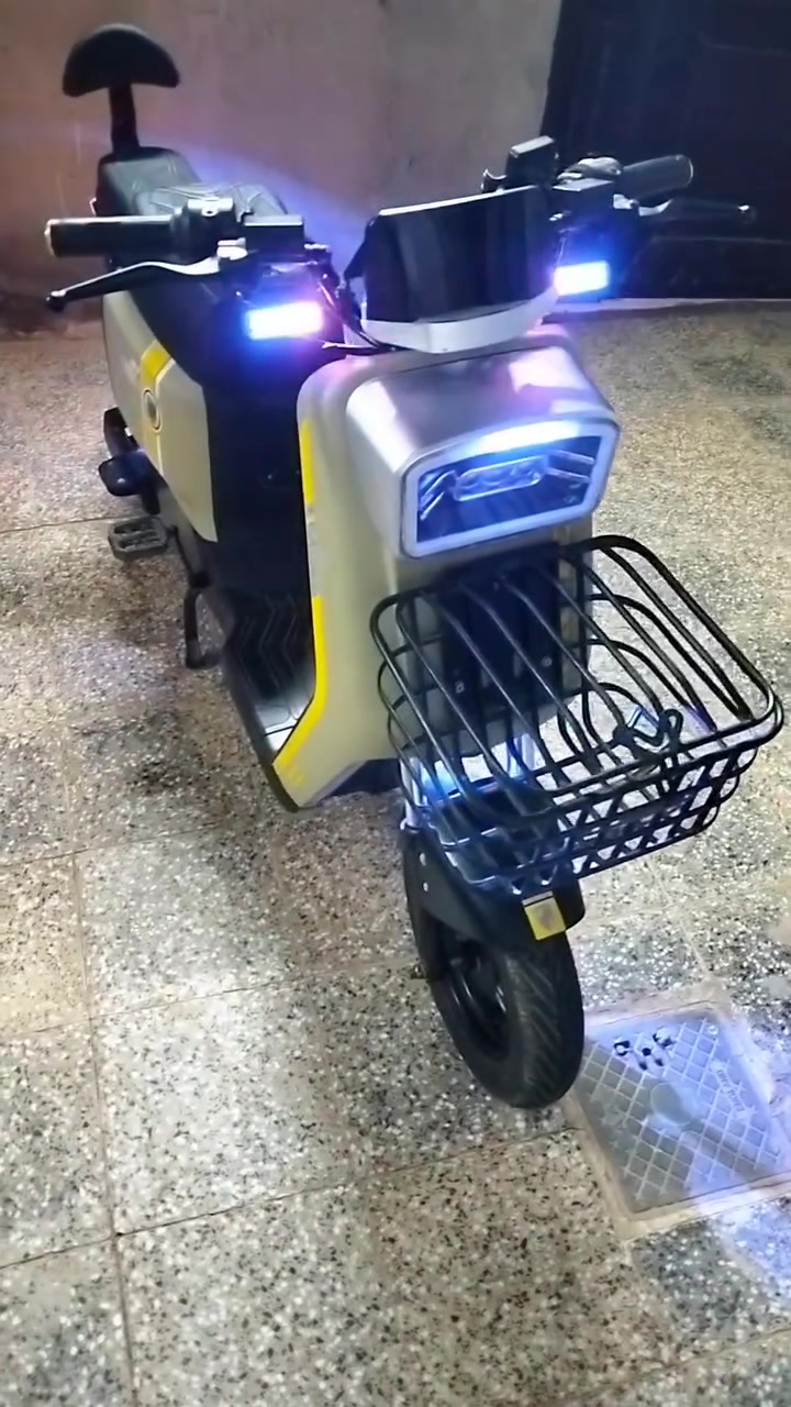 سلام عليكم
للبيع دراجه شحن 

نوع: R7

بيه نضام رجوع للخلف R🔥

دبلات غاز🔥 

دبل اشاره 🔥

كهربائيات كله شغاله🔥

بطاريات جديده 🔥

بلوتوث🔥

بيه منفذ شحن من الدراجه للهاتف🔥 

تايرات جديده 🔥

يجي وياها مري بل كارتون بلادي ما شادهن للدراجه ابد 🔥

لايتات عالي وناصي وقويات 🔥

بيه اربع سرعات 🔥

تجي وياها شاحنه بلاديه اصليه 🔥

دراجه جديده كلشش ستوني مشتريه ما متعوبه فقط للدوام وارجع. 

العنوان: النجف خلف ملعب النجف الدولي الجديد. 

السعر 600وبيها مجال 
للاستفسار: ***********
