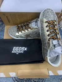 قطعة راقية • ماركة • ملابس