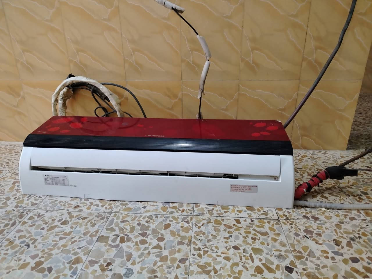 للبيع قطعة سبلت داخلية شغالة طنين رقم التواصل ***********
