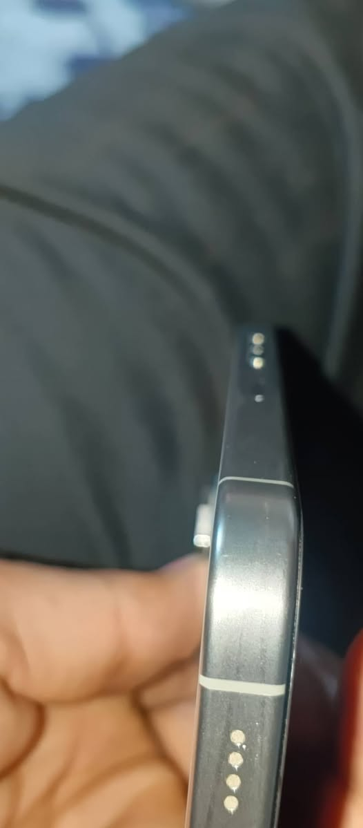 السلام عليكم
ايفون 15 برو ماكس 

ماستر نموذج شرق اوسط  

كامل 

ذاكرة / 256

بطاريه / 88 

الجهاز / مكفول بس شخط  مال سويج سياره  صغير ما مبين موضح بل صوره 

لون / تيتانيوم 

المكان / بغداد الشعله الرحمانيه 
وتساب ***********

السعر / 1050 بي مجال قليل
