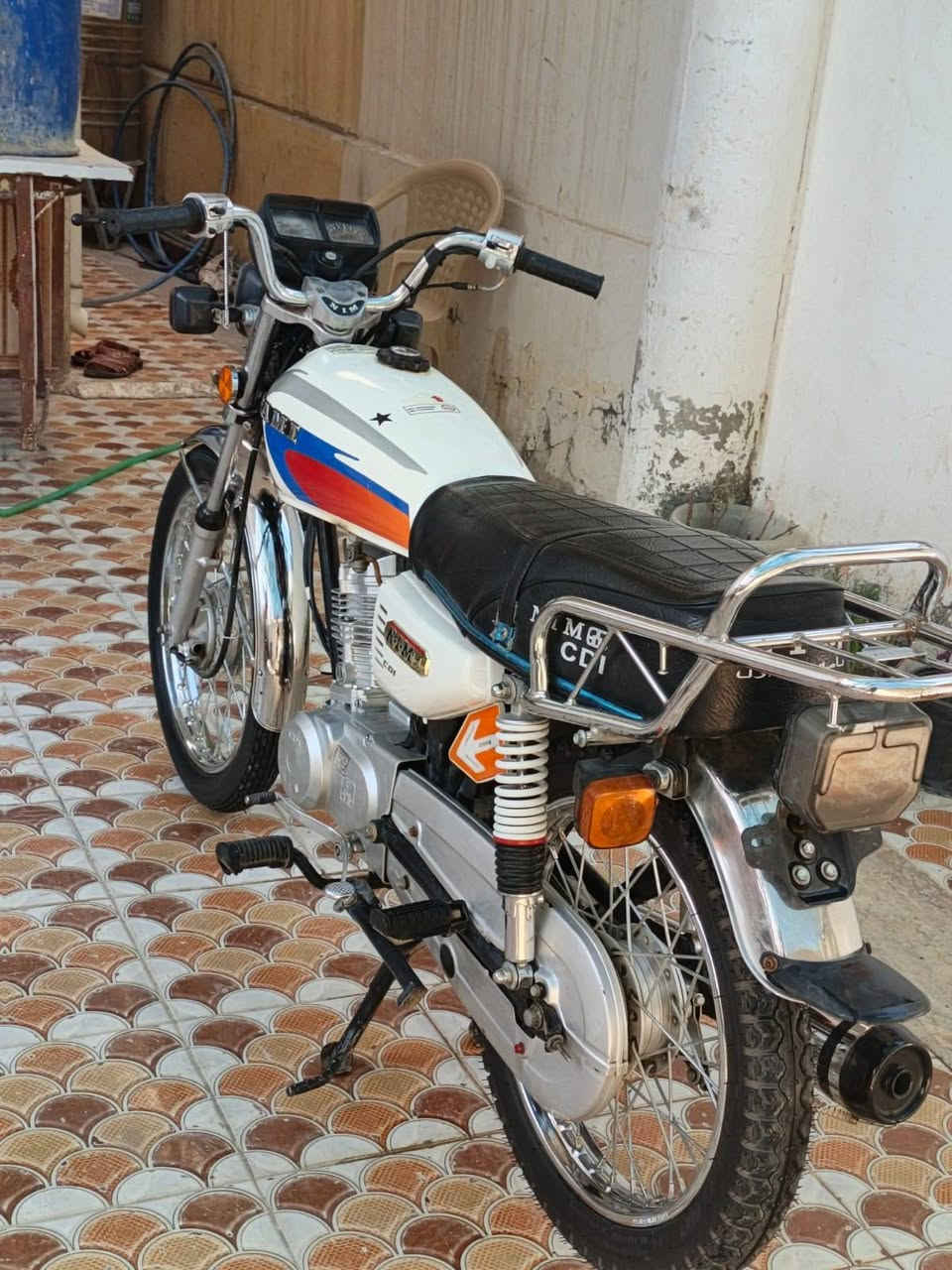 دراجه نامه امتياز باب اول موديل 25 مكينه ما مفتوحه كلشي بيها بلادي كهربائيات شغاله كلها بس الاوراق بيها نقص جم ورقه لسعر 550 وبيها مجال شويه شراي تعال مو شراي فدوه اروحلك لا تجي ***********
