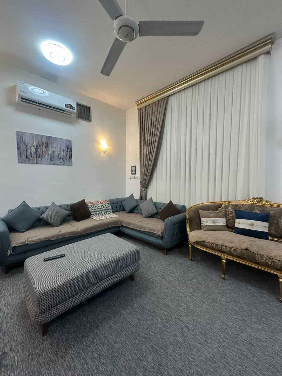 : هذا البيت 650 متر طابو زراعي سند 25 بيت بسمي  واجه 14 ونزال 45 متر. وحديقه 250 متر يباع مع  الاثاث اوبدون. المنطقى مي مجاري كهرباء خدمات كامله يبعد عن الامام 4 كيلو طريق بغداد كربلاء عمود 51 قرب جامعة الزهراء خلف خباطه العبتة
السعر 250 قفل
رقم الهاتف ***********
