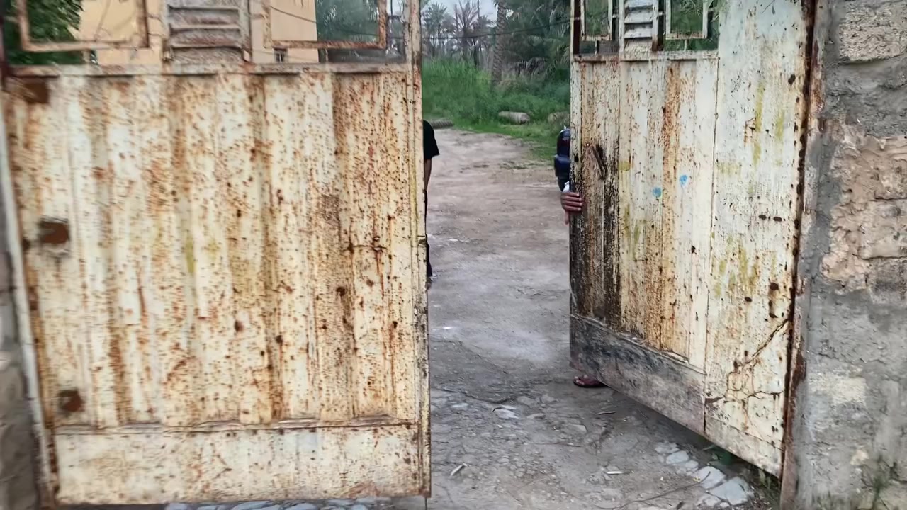 السلام عليكم
للبيع دونم زراعي ملك صرف شرط التحويل. 

واجهه  28 نزال 90 

يحتوي الدونم على دار سكني قديم بس صالح للسكن 

يتوفر جميع الخدمات من ماء ابي وماء سقي نهر كدامة 
كهرباء شارع تبليط رئيسي 

المنطقة هادئه صالحة للسكن او الاستثمار في مشروع معين 

العنوان ديالى . بعقوبة . منطقة السادة . في بداية قرية دورة 

السعر المطلوب 90 وبي مجال 

للاستفسار ***********
