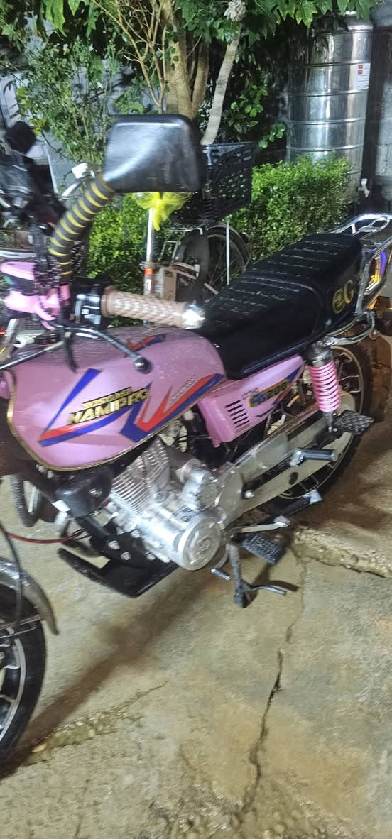 السلام عليكم دراجه ايراني نضيفه لك دراجه مودين 25 بصمتين وسويجين دراجه نكره محرك لك ممفتوم محرك 200 للبيع استفسار اكثر ***********بي واتساب
