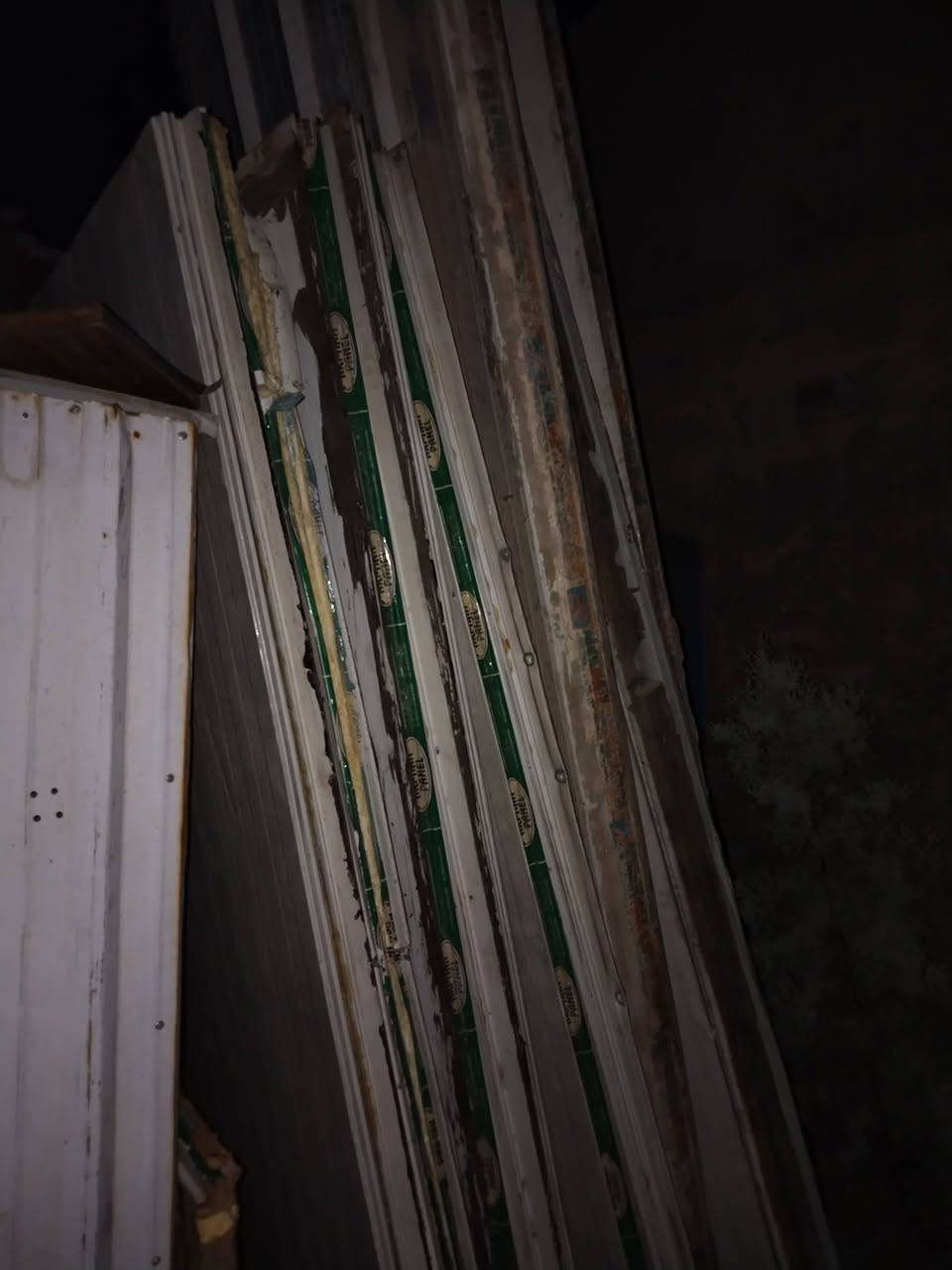 سندويج بنل مستخدم 8 قطع طول 240س×100و3 قطع طول 330س×100و حديد زاوية كلش ثخين 10 قطع 7 قطع طول 3م و 3 قطع طول 2م و 40 سم للبيع مكاني الدورة واتساب ***********
