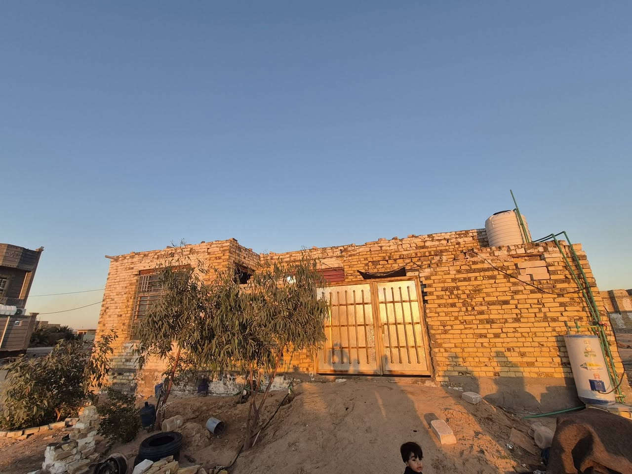 السلام عليكم بيت للبيع 125متر البناء جديد الاساس صب والسقف عكاده فرمستون البيت يحتوي على غرفتين وصاله ومطبخ وستقبال وصحيات خارجيه والبيت على ساحه وحديقه مقابيلها لموقع يقع في الحيدريه حي التحدي ورقم العقار 5382 
السعر 45وبي مجال قليل رقم الهاتف ***********
