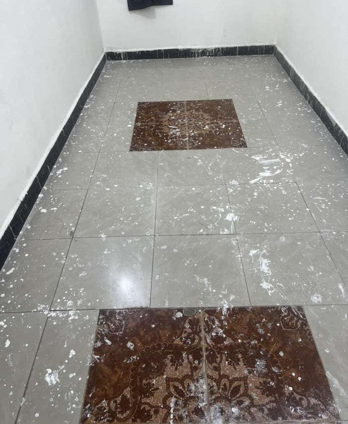 شقه للايجار الجنينه قرب مطعم ارزونا غرفه وصاله ومطبخ حمامات درج معزول الايجار قفل ٤٥٠
عقارات الجمهوريه 

***********3
