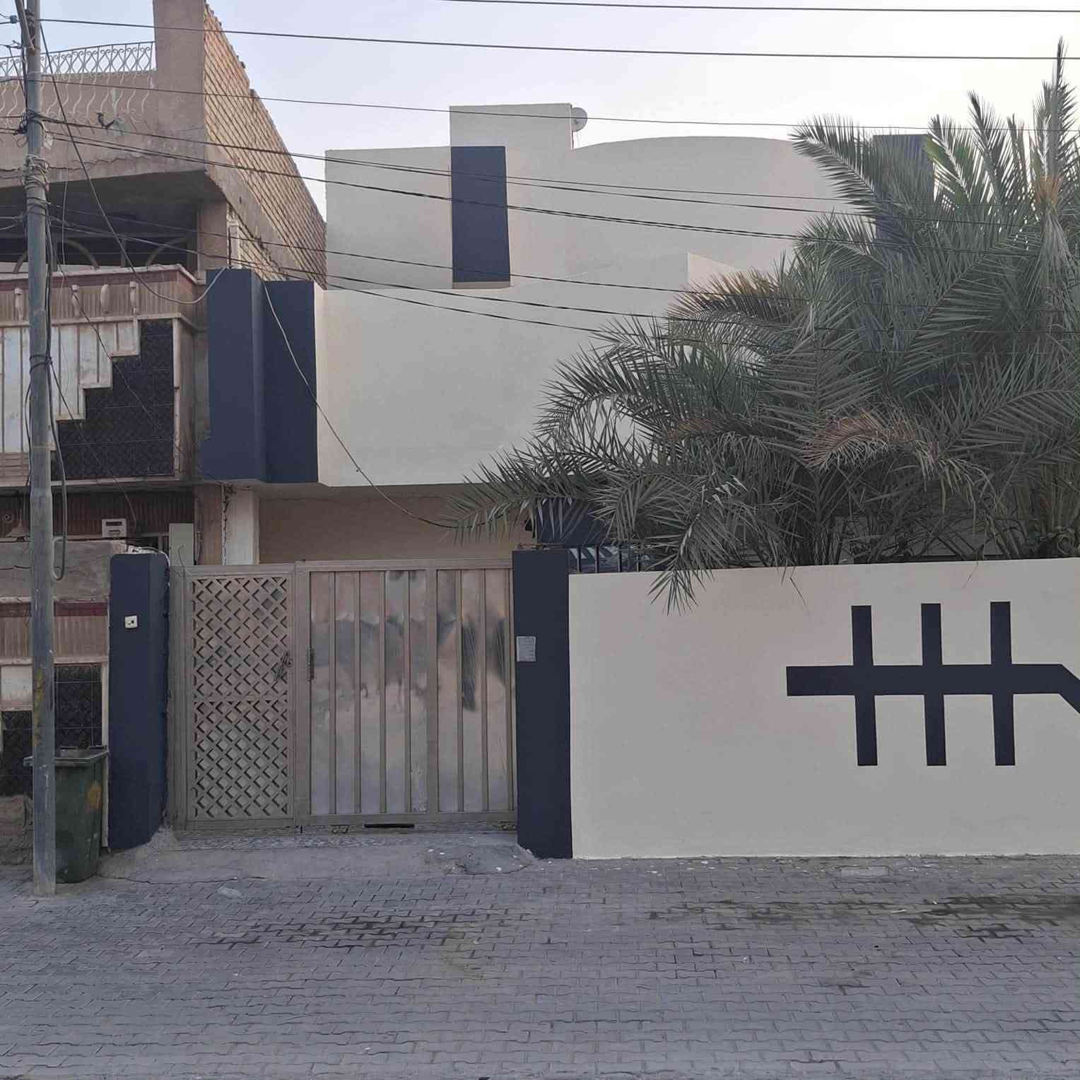 العنوان كربلاء حي المجتبى
قرب فلكه الثورة 

يتكون البيت من طابقين الطابق الاول غرفتين منام + غرفة استقبال + صالة + مطبخ + صحيات + الطابق الثاني يتكون من  غرفتين منام + صالة + صحيات 

يوجد سطحين للبيت مساحه البيت٢٠٠متر

***********
