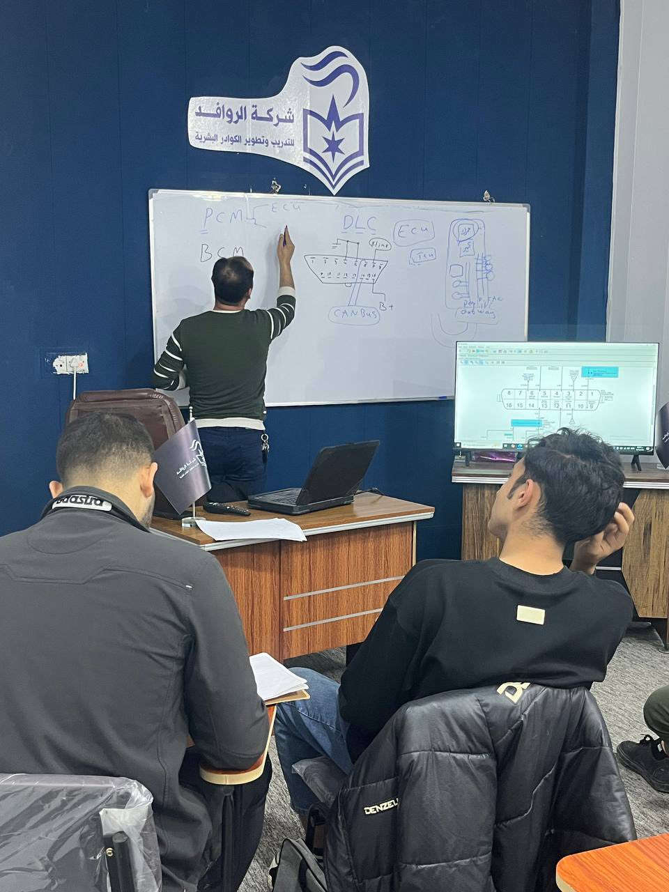 لقطات من المحاضرة الخامسة من دورة (فحص وتشخيص أعطال السيارات داخل) مقر الشركة

استمرار محاضرات دورة فحص وتشخيص أعطال السيارات بخطوات ثابتة، حيث شهدت المحاضرات الأخيرة تفاعلاً مميزاً من المشاركين، مع التركيز على فهم آليات الفحص الحديثة وكيفية تشخيص الأعطال بدقة وربط المعلومات النظرية بالتطبيق العملي داخل القاعة.

قدّم المحاضرات:
👨‍🏫 الأستاذ (منتصر ياس خير) الذي بذل جهودا مميزة من أجل نقل الخبرات للمتدربين…

وشهدت المحاضرة نقاشات فنية هادفة، وأسئلة متخصصة، ومشاركة عملية فعّالة من المتدربين، ما يعكس حرصهم على تطوير مهاراتهم والاستفادة القصوى من محاور الدورة، استعداداً لاستكمال بقية المفردات خلال المرحلة القادمة.

📍 العنوان: ديالى – بعقوبة – شارع خريسان – قرب تقاطع البلدة – فوق مطبعة الوطن
📞 ***********
