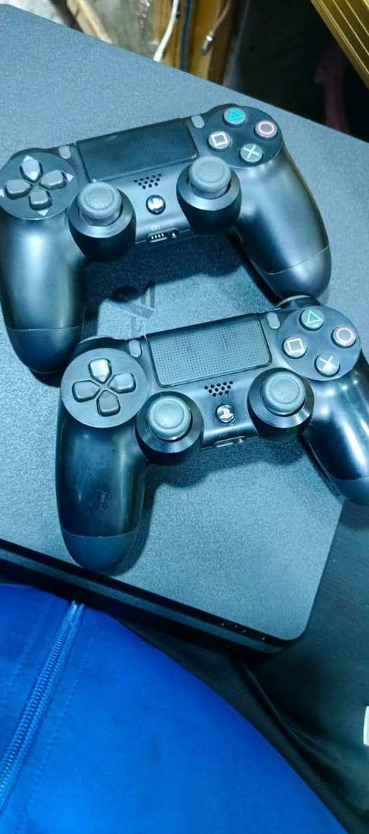 السلام عليكم بلي 4 للبيع 1تير نضافه مثل مموضح بلصوره ما واصل مصلح ملحقات كامله يدات2 اصليه وكيبلات سعره ٣٠٠ وبي مجال الشراي يتفضل خاص او يتصل ***********
