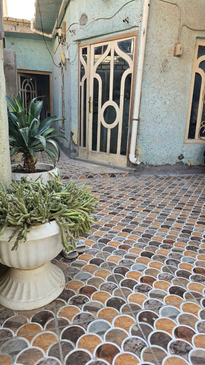 السلام عليكم للبيع مشتمل مساحه 100مترالواجهيه5والنزال20 طابو زراعي سند 25 يتكون من صاله وكلدور و مطبخ وغرفه وصحيات وطارمه طابق واحد السعر الاستفسار موبايل ***********اسيا***********
