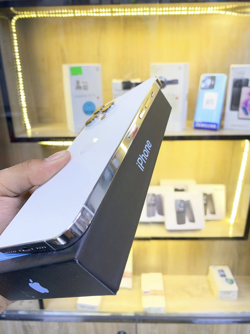 🌙🌙عروض شهر رمضان 🌙🌙
ايفون13برو  ماكس  لون مميز  ابيض  ذاكره  256 بطاريه79 🔋 نموذج M كارتون  شرق اوسط
 ممبدل بي شي مع ضمان 5 ايام  نضافه 100‎%‎ زلغ ما بي وتر بروف كامل ملحقاته الجهاز نضافه كانما فاتحه من الكارتونه بلحاسبه كله نورمال  
متوفر خدمة توصيل بشروط اوليه جميع محافظات العراق 🇮🇶 
مكاني   كربلاء تحت جسر باب طويريج منفذ ابو حيدر للمبايل
☎️*********** 
سعر650 الف
