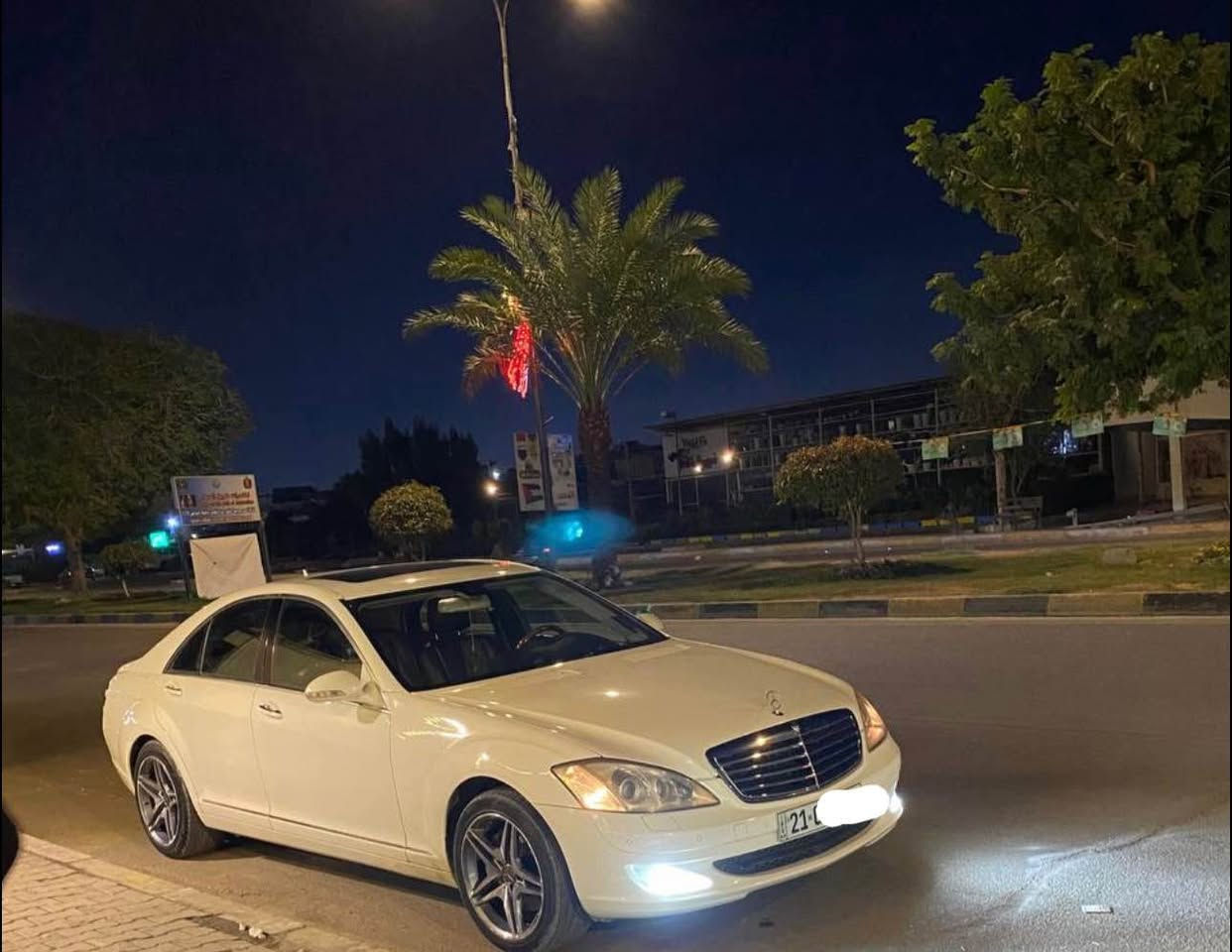 السلام عليكم 
مرسيدس s350 2006 w221
رقم سليمانيه بسمي تحويل ثاني يوم 
- لون غرفة اسود+
- مري شفط
- جنطة شفط
-  فتحه سقف
-شاشه + ماوس 
-ستيرن كهرباء + تحكم ستيرن جهتين
- تبريد منفصل + قطعتين تبريد 
-كشنات كهرباء جهتين
-تدفئه كشنات 
-خزن ميموري 
-وضعيات قياده E-S-M
-اشاير مري 
-كروس سرعه 
-شاشه + تحكمات
-جام بلورايز بلادي
-بلوتوث بلادي 
-ويل ١٨ AMG
-كامرة خلفية بلاد
وباقي المواصفات معروفة
ماشية 153 الف   بيهه قطعتين كلير فقط . سياره جاهزة 
 السعر 178 وبيها مجال
الشراي يتصل ‭***********‬  متوفر واتساب بغداد, العراق
