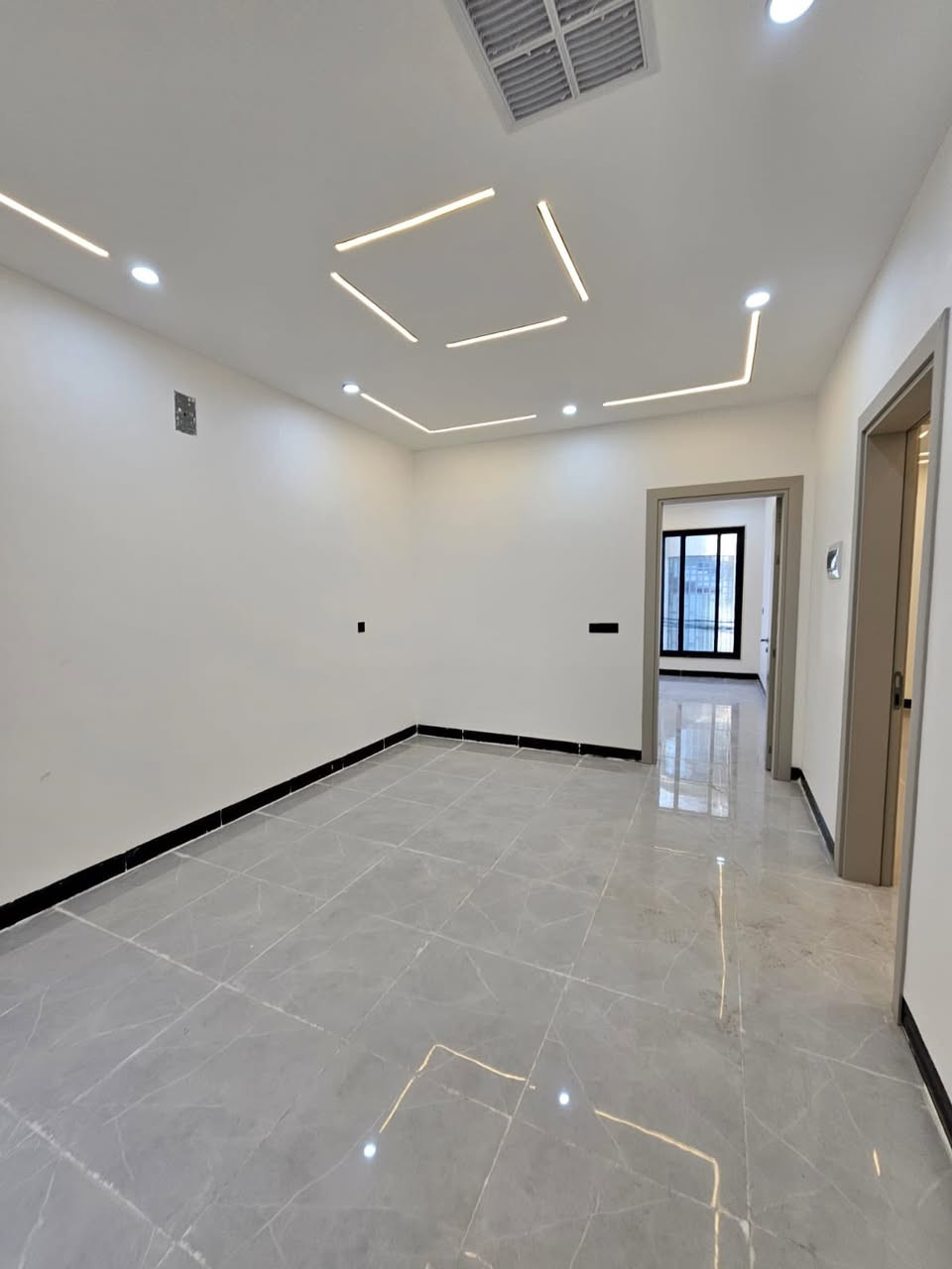 ⭐️ثلاث دور للبيع ⭐️حي الزهور ⭐️
          ثاني بيت عن شارع العجزة
⬅️️ مساحـة 130متر 

⬅️️الواجهة 7متر

⬅️ الإتجاه غروب 

⬅️شارع تبليط ١٢متر

⬅️️سند طابو ملك صرف 

⬅️️طابقين ٤غرف نوم

⬅️️البناء من الدرجة الممتازة 

⬅️الطابق الاول:
 غرفة نوم إستقبال مطبخ هول صحيات كراج مناور 

⬅️الطابق الثاني:
 ٣غرف نوم هول صحيات بلكونة 

تفاصيل اكثر يرجى مراجعة المكتب او الاتصال 
_____ 

           *********** 
                      🏠
           ***********
           
    ✅️ #للإعلان عن عقاراتكم لدى مكتبنا او تلقي طلباتكم ( بيع و شراء الدور و الاراضي و العقارات التجارية ) يرجى الاتصال على الارقام اعلاه او مراسلة صفحتنا او زيارة المكتب
