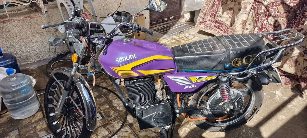 السلام عليكم دراجه سونليك شحن بطارية (ليثيوم) مو حامض ❗ دراجه ماشيه 6 الاف ونص حقيقي فقط كهربائياته كلها شغال دراجه نضيفه جدا وغير متعوبه سرعتها 105 تمشي اكثر من 90 كيلو بل شحنه الوحده تشغيل بصمه او سويج كامله مكمله عوزها فقط دسكات بريك ممبدلها على البلاد الدراجه كلها بلاديه برغي ممفتوح منها تايرات جوبلس امامي خلفي قطع غيارها مال دراجات ايراني جيب وشد بنسبه لقطع غيارها للبطاريه وشاشه ومستلزماتها الكهربائيه متوفره عند معرض سيزر شتريد تطلب يوصلك لباب البيت يعني من تاخذها تطمن كل قطعها متوفره دراجه اعتماديه وقويه (سعرها $ مليون وميتين الف) وبيها مجال للطيبين 
مكاني بغداد / الشعب 
رقم هاتف ***********

