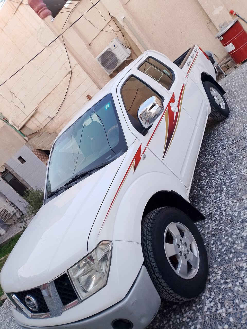 للبيع ***********نيسان نيفارا 2009 رقم بغداد انكليزي هزه وسنوية جديده سعره 93 فول اوتوماتيك محرك وكير جيد جداً سياره جاهزة من كلشي سياره احلى من الصور مكانه كربلاء المقدسة
