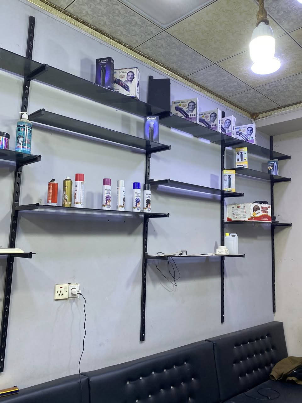 رفوف محل 4 ريوزه كل ريز 3 خانات
 معى جام 5 ملم مضلل اسود درجه اوله للبيع 
السعر 150 الف وبي مجال ***********
