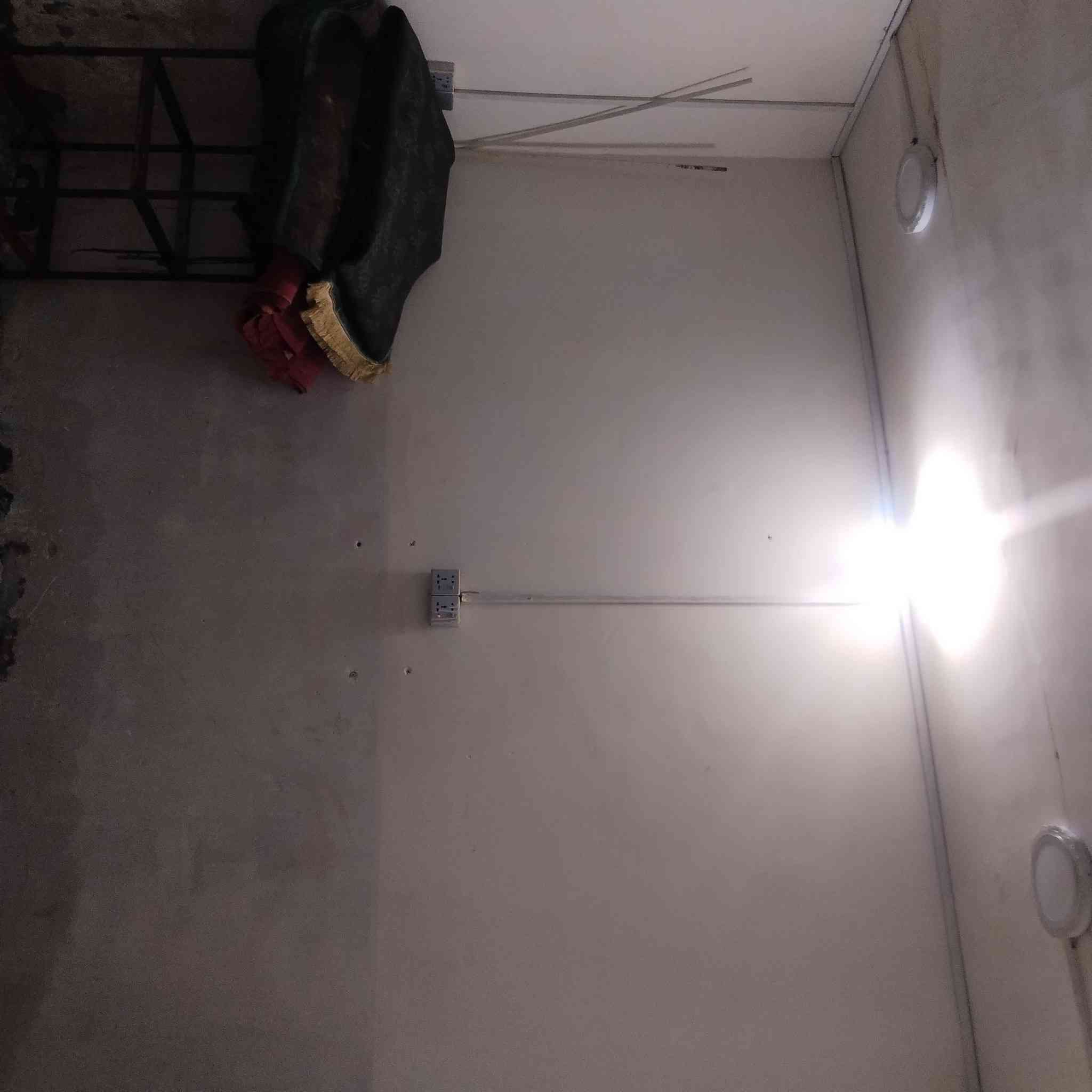 السلام عليكم دار للبيع 100 متر طولاني غرفة وصالة ومطبخ ودوانية
حمام داخلي وخارجي ومخزن العنوان 
خلف الامام العباس منطقة حي الصدرين ارض عبدالله رقم الهاتف للاستفسار ***********
