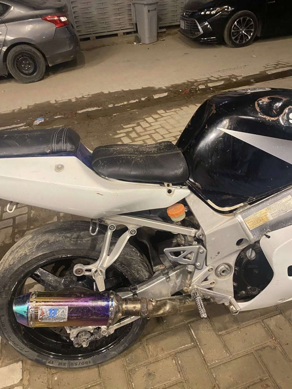 سلام عليكم دراجه جكسر 750cc krr ابيعلكياها كوم حديد انطيكياها طافيه وانت روح عمرها دراجه بيها بل نمره الثانيه خرخشه بل كير وباقي نمر فول نمره اوله بطناش ويراد تبدللها راجز مال سلف علمود تصير عندك نكره بصمه واضملك المحرك انطيك وياها سويج نحاس سكيورتي الاصلي مالتها 
دراجه تفيدك تعمير اذا الك واهس 
مالك واهس بيعها تفصيخ غراضها غاليه 
رايدها ب واحد وخمسميه  وبيها مجال بسيط  او مراوس تي ماكس للستفسار خاص


**إذا كنت صاحب هذا الإعلان وتريد حذفه لأي سبب، رجاءا أرسل رسالة إلى الدعم الفني**