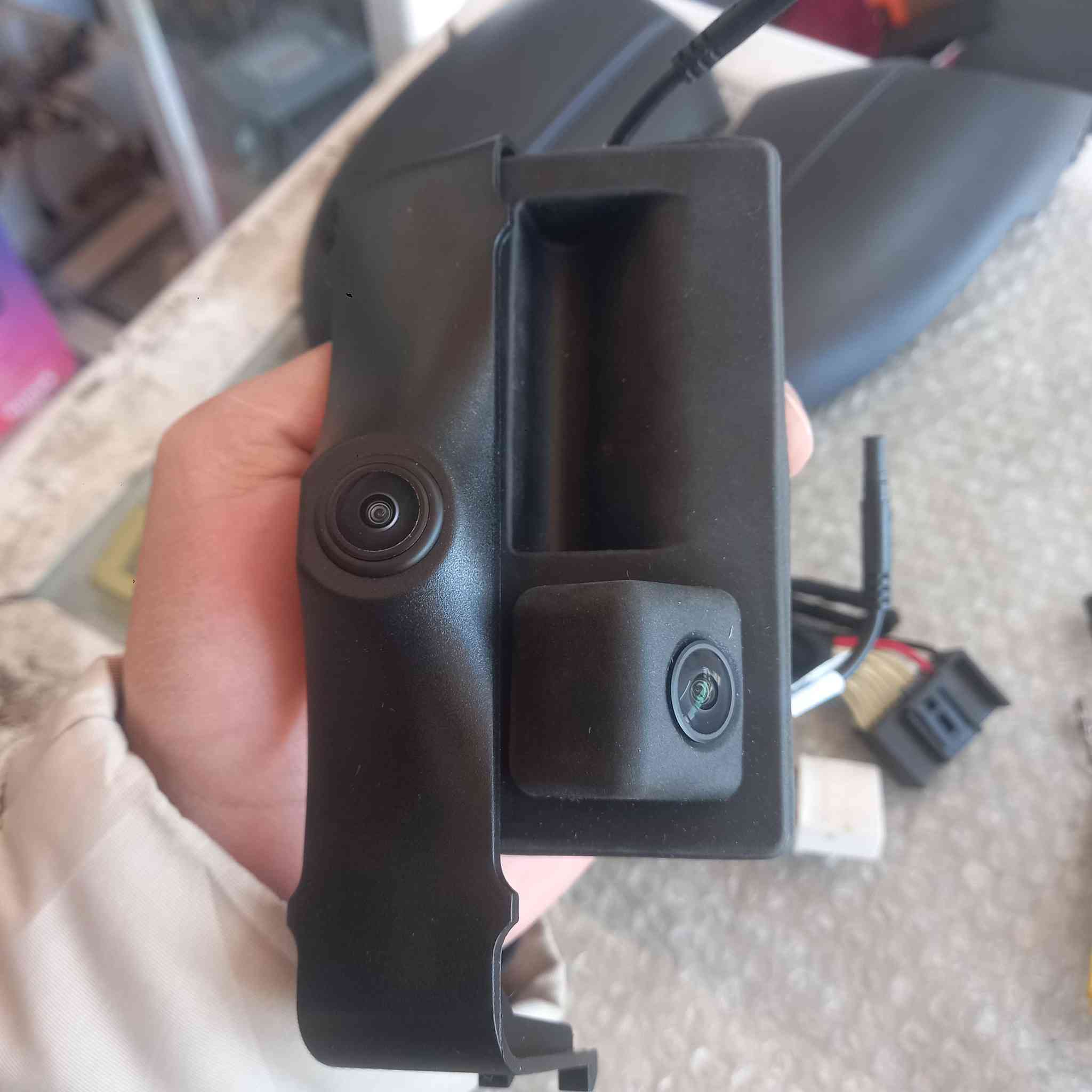 انسى الترهيم والقص.. شغل الوكالة صار بين إيديك! 🚗⚡️
​وصل الوجبة الجديدة.. منظومة كاميرات 360 درجة (VJT) الأصلية لسيارات (تويوتا لاندكروزر / برادو) 
​✅نظام Plug & Play: تركيب مباشر على فيش الوكالة بدون كص أو ترهيم بالوايرات (يعني ضمان سيارتك يبقى شغال).
✅ قوالب بلادي: الكاميرات تجي ويه كفرات المرايا السفلى، يعني تقعد "قفل" وشكلها أصلي 100%.
✅ رؤية محيطية شاملة: تخلص من النقاط العمياء وتشوف السيارة من فوك كأنك بالطيارة.
✅ تحكم ذكي: ريموت كنترول للتبديل بين الزوايا بكل سهولة وأنت بمكانك.
✅ دقة عالية: عدسات واضحة جداً تساعدك بالركن والمناطق الضيقة.

ملاحظة
 ​1. تويوتا لاندكروزر (الـ VXR والـ GXR):
​ترهم من موديل 2016 وصولاً إلى 2021.
​هاي الموديلات تجي مراياتها الجانبية وكفراتها السفلى مطابقة تماماً للقالب اللي عندك بالصورة.
​2. تويوتا برادو (Prado):
​ترهم أيضاً من موديل 2014 إلى 2022.
​قواعد المرايا بالبرادو واللاندكروزر بهذي السنين تكون متشابهة جداً، والمنظومة تكعد عليها "قفل".

​📍 الموقع: [ https://maps.app.goo.gl/hbsAXUtpeTnLG12G7] 

📞 للاستفسار: [‎0750 842 4574]

​#لاندكروزر #برادو #تويوتا #عراق #اكسسوارات_سيارات #كاميرات_360 #VJT #شغل_نظيف
