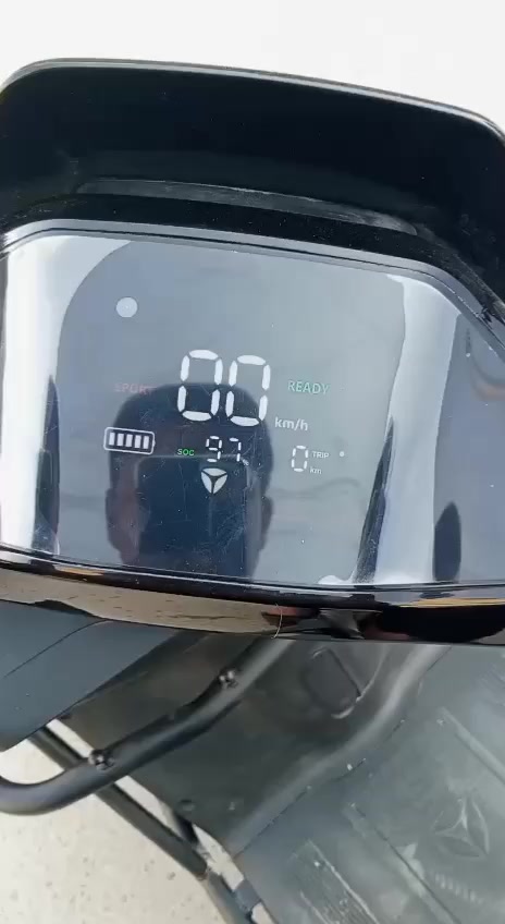 دراجه شحن جديده فول واحد على واحد دراجه مواصفات حلوه الدراجه عارضها بمليون وخمسه وسبعين وبيها مجال مكان البلديات رقم الهاتف *********** اتصل وتدلل
المواصفات 
احتواء الدراجه على منضومه زنون 
الدراجه تحتوي على نظام التيتي فار الشحن التلقائي
الدراجه تحتوي على جنطه بوكس بس اني ما شاده
الدراجه ضمان سنتين على الملف والبطاريه وسنه على العقل والكهربائيات 
الدراجه من النوع تيسلا شركه ياديا اسم الدراجه GT60
