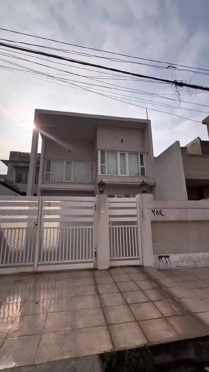 داركم للعقار
دار بحي الزهور مساحة 240م واجهة8
يحتوي على 🚨🏠
الطابق الاول🌟
مطبخ بارد يحتوي على صالة 
مطبخ حار
هول
غرفة استقبال
غرفة نوم مع سويت
صحيات
الطابق الثاني🌟
3 غرف نوم 
هول 
صحيات
للاستفسار والسعر واتساب 
***********
