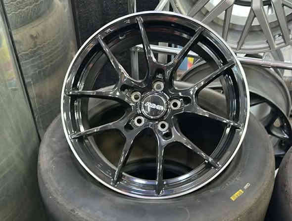 السلام عليكم 

مجموعة ويالة رياضي 
حجم 17
يرهمن كولف-مارسدس-اودي-mg-نيسان  

جديد غير مستخدم 

يتوفر توصيل لكافة المحافظات 
***********
***********
